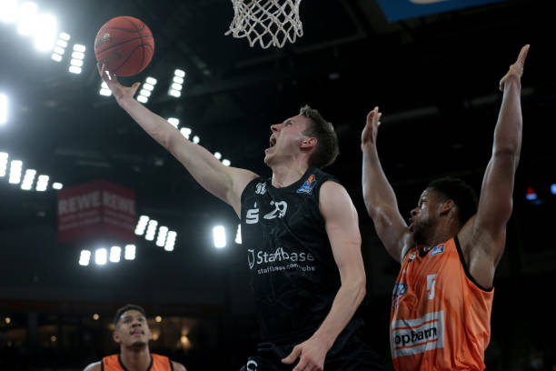 他是为了追 他是为了追